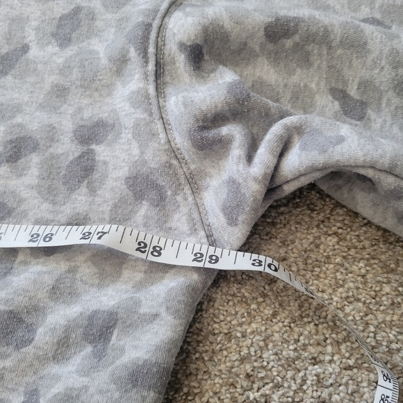 AERIE Oversized Grey Animal Print Sweatshirt sz M - Great Condition - Picture 5 of 6